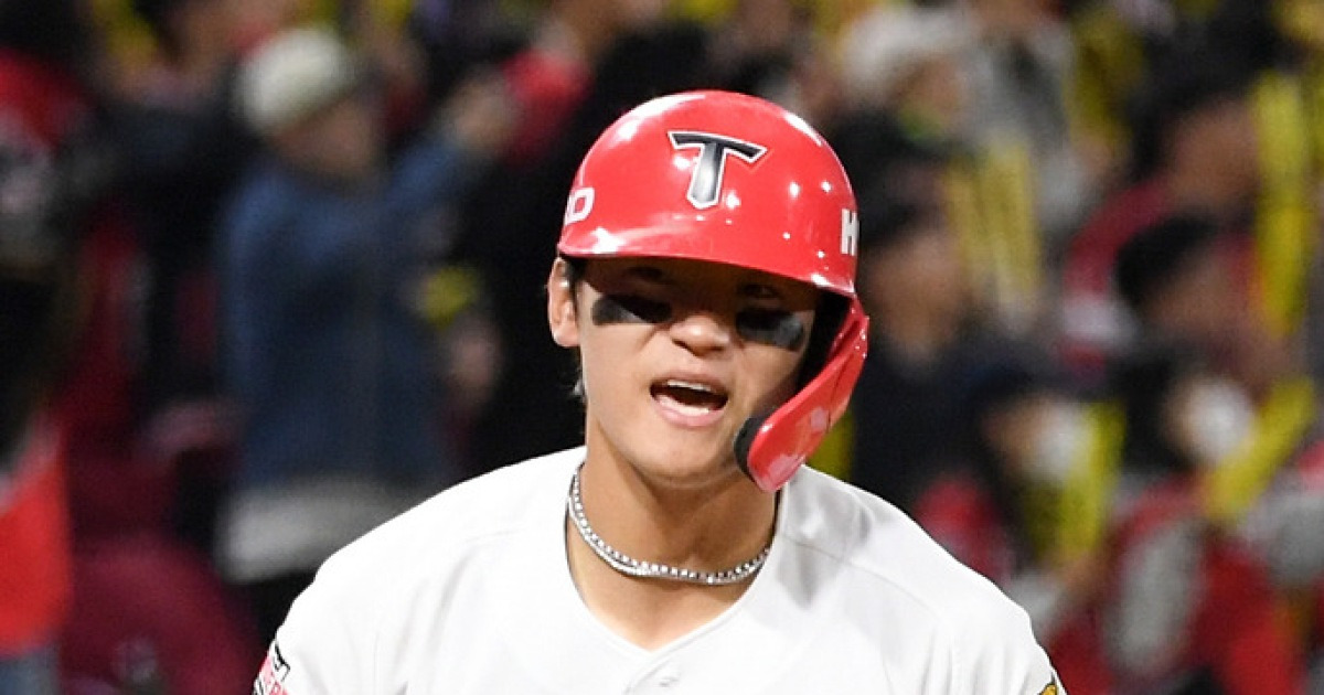 '홈런 치고도 곧바로 연습' 데뷔 첫 4번 타자로 나선 김도영...짧은 포효 뒤 다시 집중 [광주 현장]