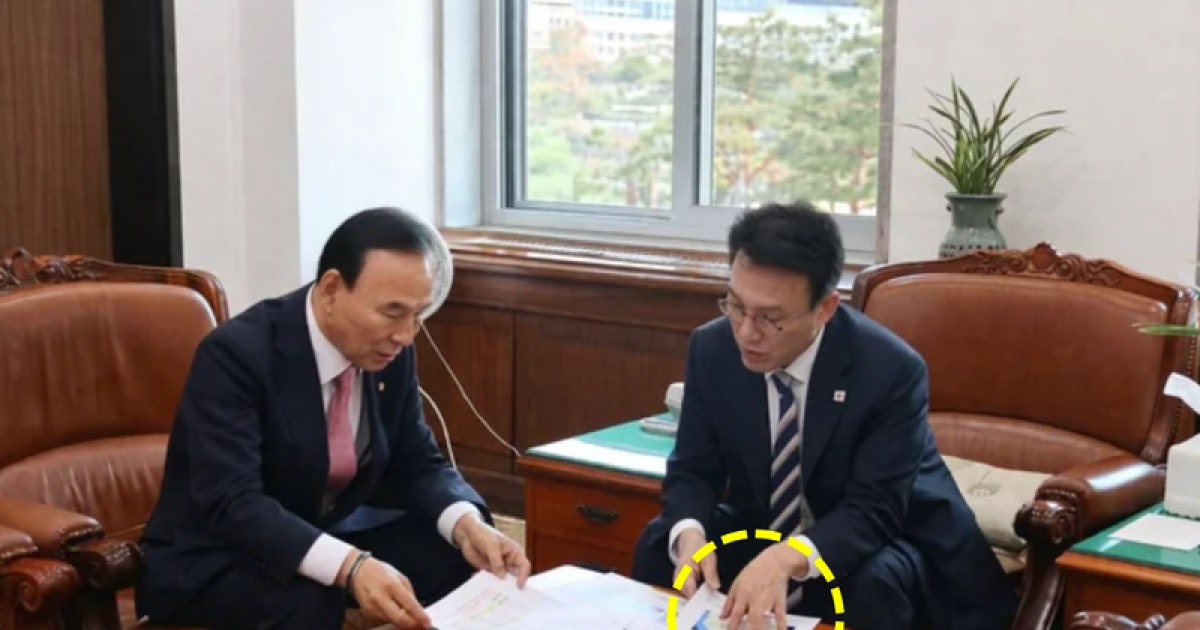 김민석 총리 손가락이 왜 6개…의원실 배포 사진 'AI 보정' 논란