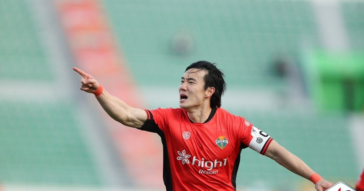 [GOAL POT6R] 응어리 풀어낸 시원한 '한 방'…강원 첫 승 이끈 주장 이유현 "우리의 축구는 이제 시작"