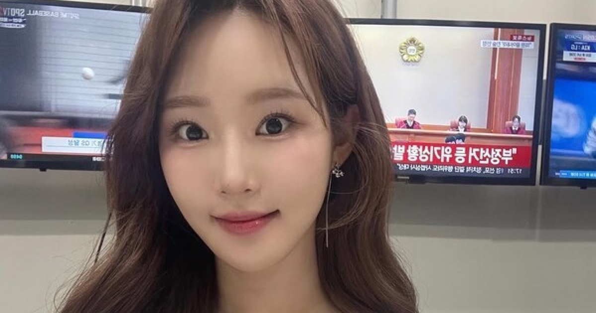 '인종차별 논란' 일파만파, 외국인 선수 발음 따라 하며 노래 요구...계속된 지적에 결국 사과 "깊이 반성하고 후회해"