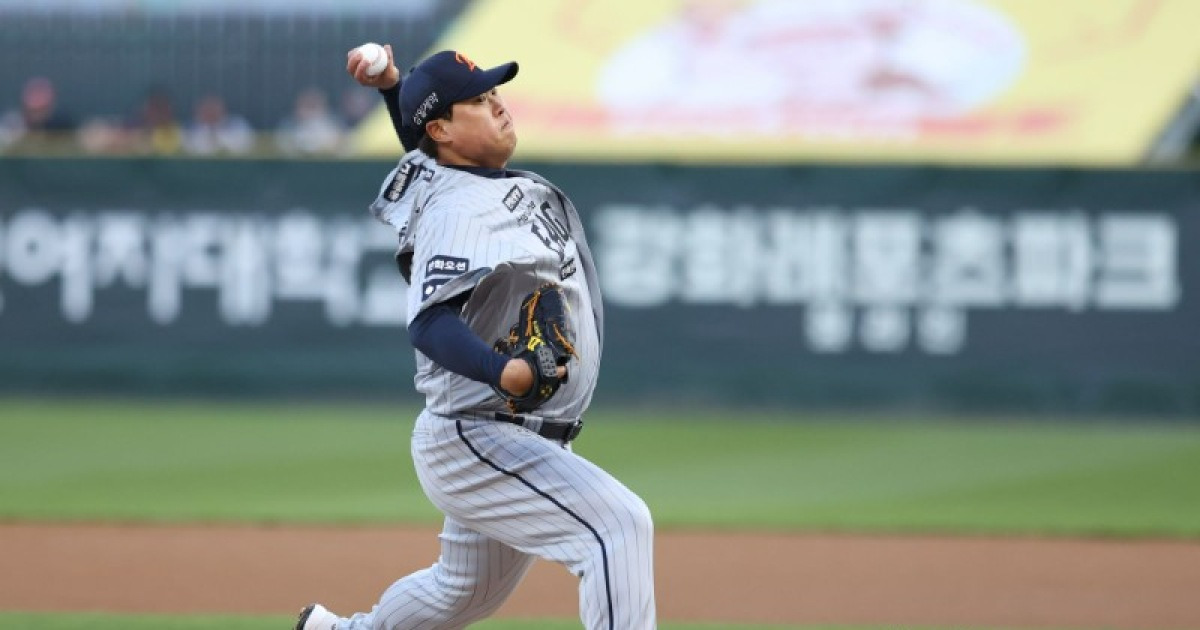 ‘MLB 관심’ 문동주는 복 받았다, 살아 있는 교본이 있어서… 전설은 몸으로 말한다