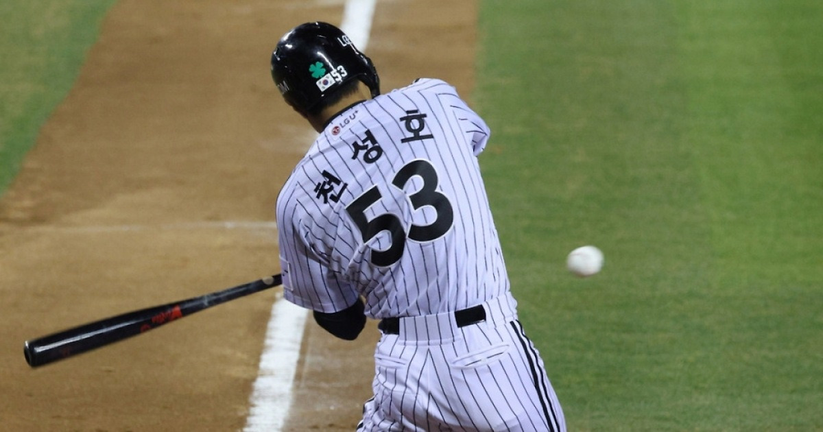 '백업이 타율 0.435-장타율 0.696 폭발' KBO 최초 사나이 누가 되나, LG서 시작된 쟁탈전 더 뜨거워진다