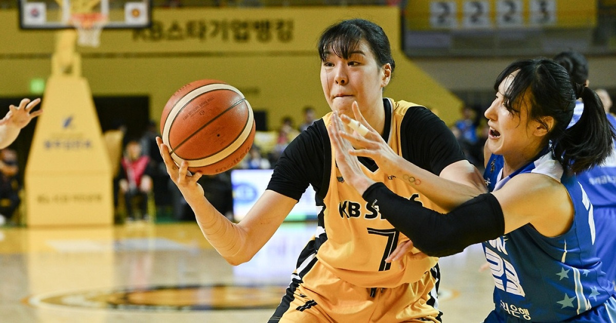 여자농구 KB, 우리은행 잡고 PO 2승째…챔피언결정전까지 단 1승