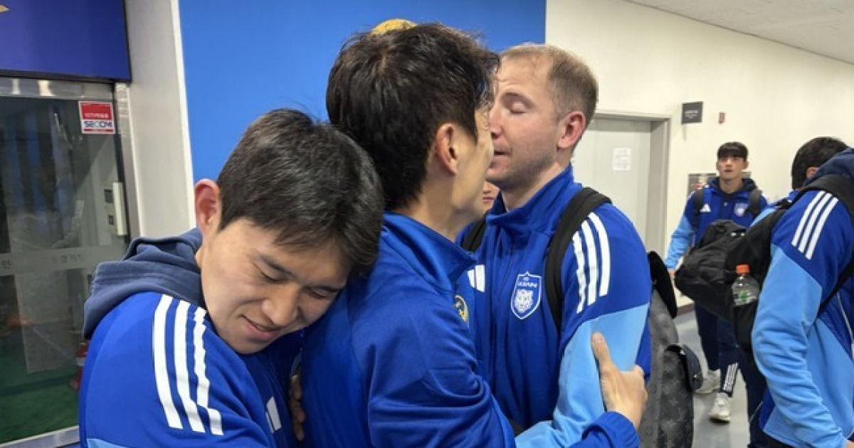 [K리그1 현장메모] '울산과 재회' 이청용, 울산 팬들 향해 인사…前 동료들과 유니폼 교환+포옹 릴레이