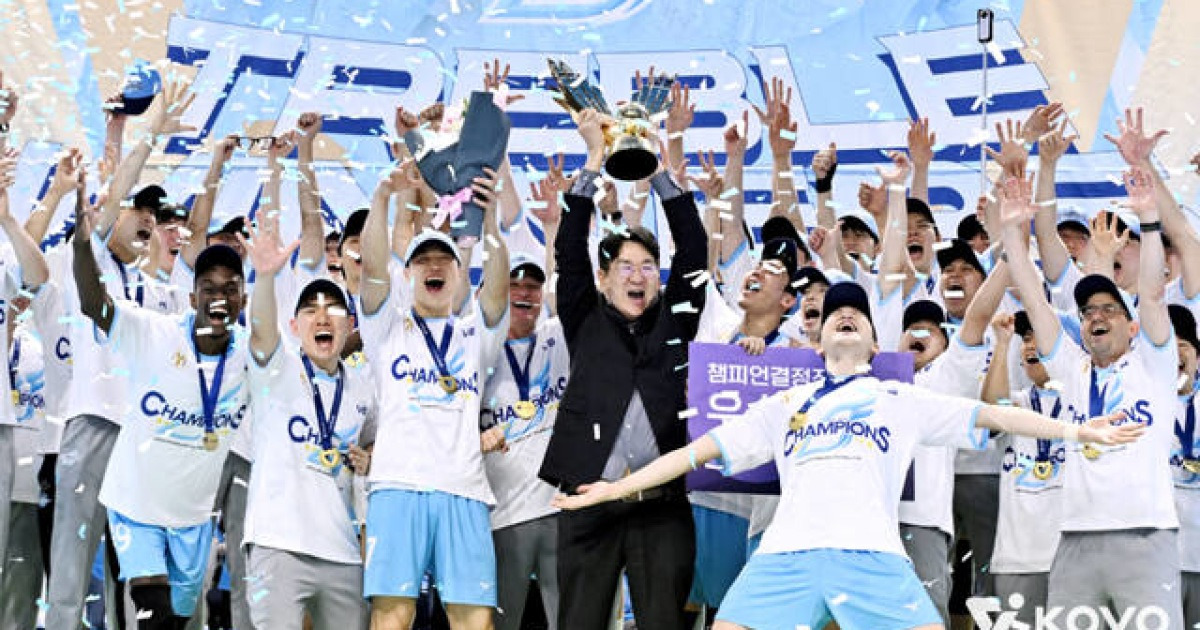 왕좌 되찾은 인천 대한항공…현대캐피탈 꺾고 ‘트레블 완성’