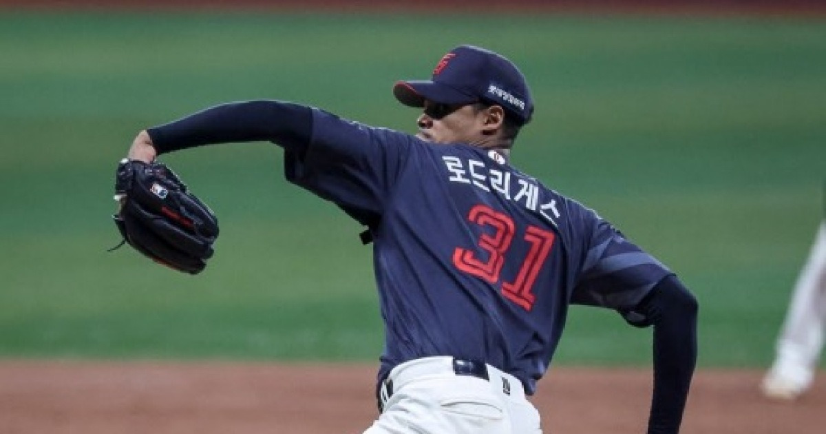 '롯데, 살다 살다 정말 별일 다 보네!' 2경기 연속 투수 2명으로 승리...선발+마무리로 경제적 투수 운용