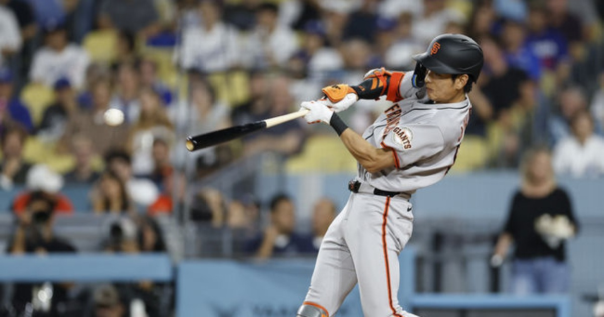 초구 밀어쳐 2루타 ‘쾅’…타율 .105 이정후, 드디어 깨어난다 [1보]