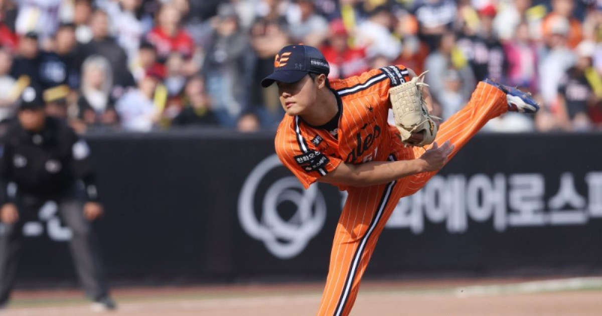 정우주 ‘0이닝 3실점 붕괴’ 155㎞ 던지면서 10점대 ERA라니… 정우주 이러면 한화 시즌 위험하다