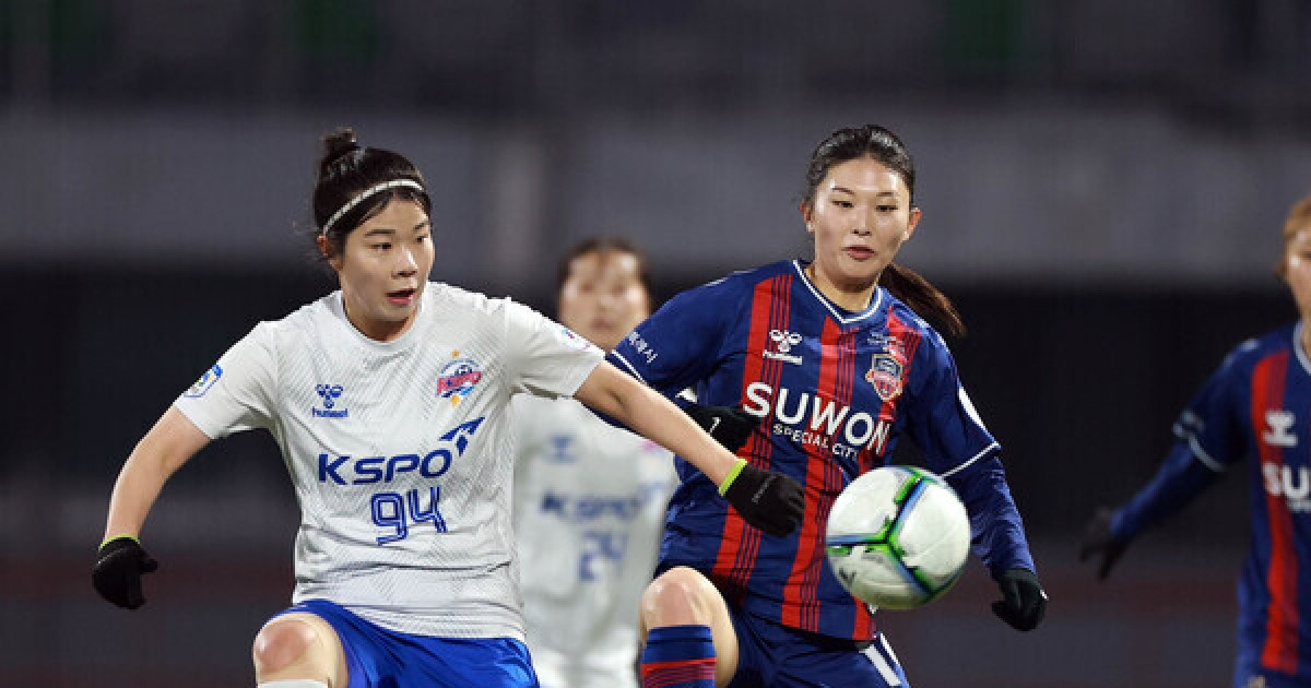 볼 다투는 이정민과 이수빈 [WK리그]