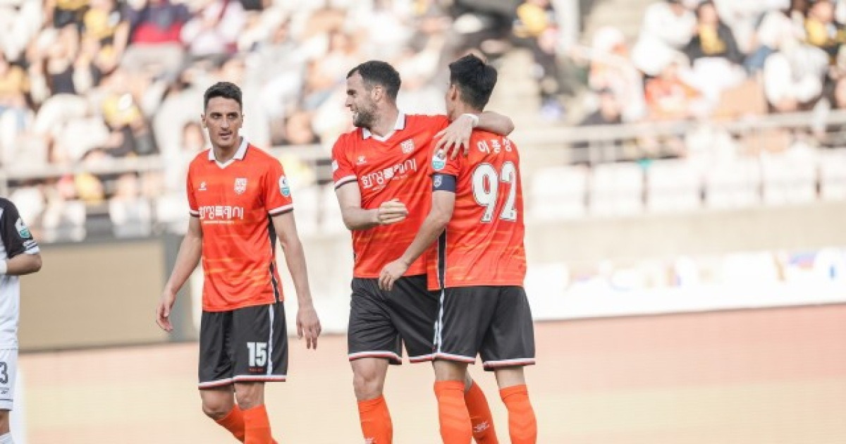 [BE.현장] "韓 갈비탕 최고야"… 벌써 4골 '화성 세르비안' 페트로프, 그가 '한국 맛집' 찾아가는 방법은?