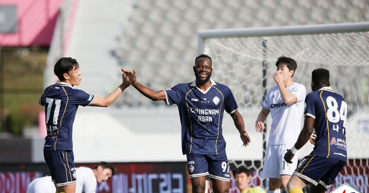 [GOAL 현장] '은고이 선제골' 충남아산, '이승재 동점골' 김해와 1-1 무승부