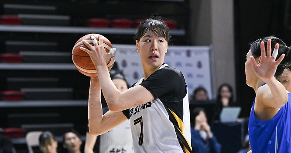 여자농구 KB, 싹쓸이로 챔프전 선착…우리은행 또 26점 차 대파