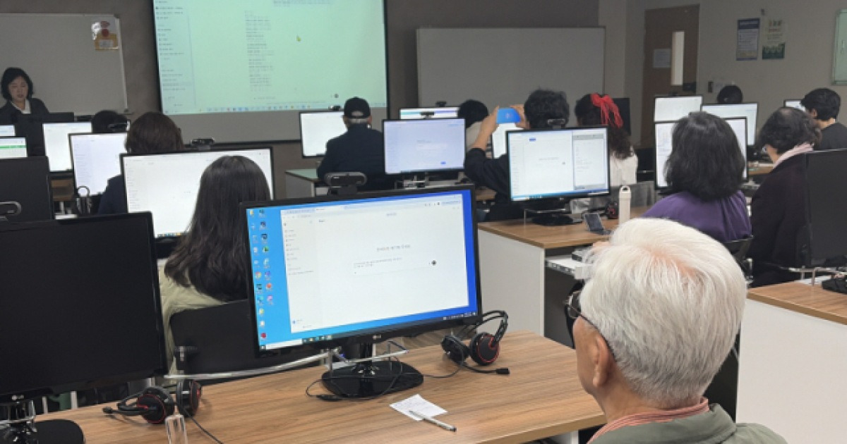독수리 타법으로 “GPT야”…고령층 AI 관심 확산