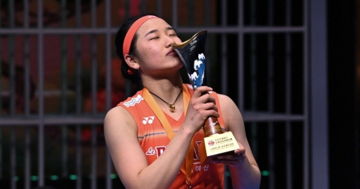 "지친 왕즈이 끝내 무너졌다, 이게 안세영 클래스"…BWF 英 해설가 감탄→"WANG 랠리 끝날 때마다 고개 숙여, AN 공격 정말 정교"