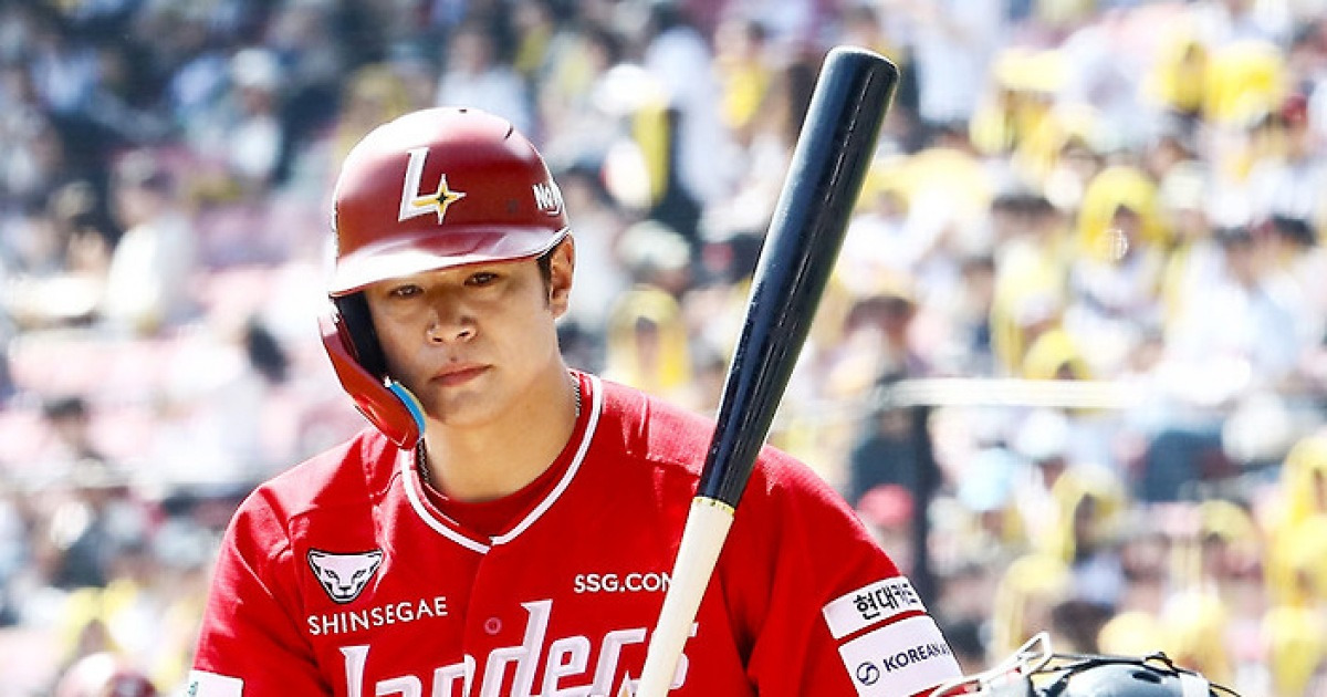'타율 0.125 참사' 김재환, SSG의 도박은 실패로 가나