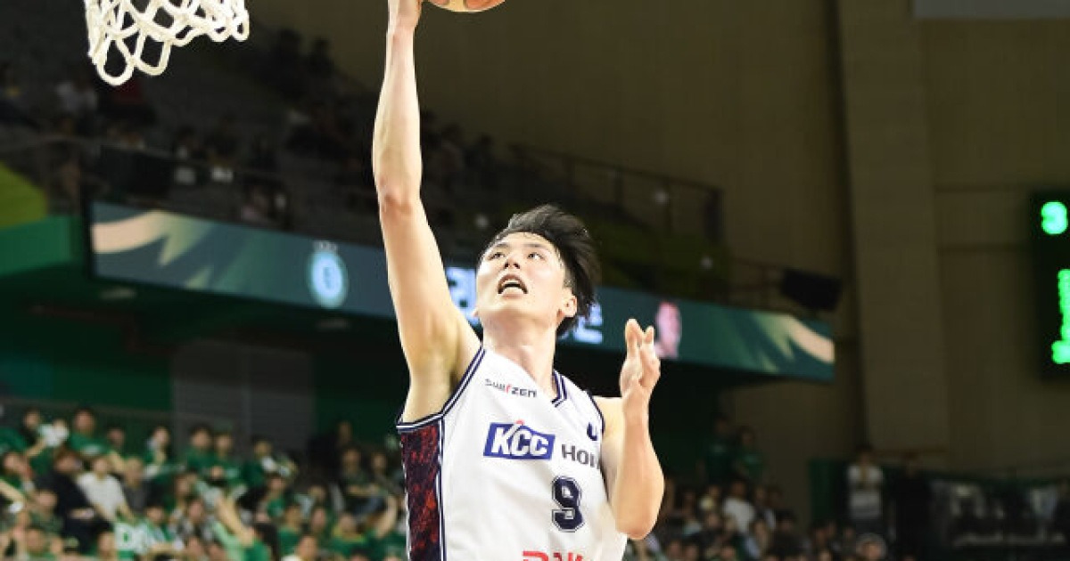 '송교창 20점' 슈퍼팀 KCC, 91.1% 확률 잡았다! DB에 81-78 진땀승