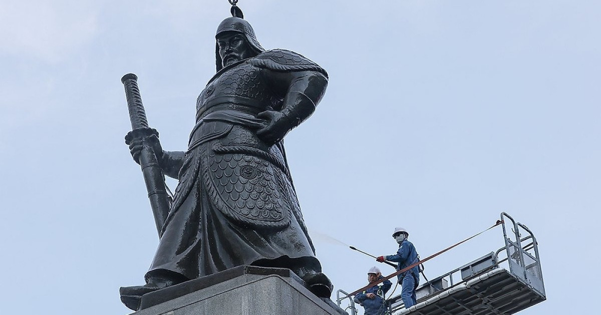 이순신 장군 동상 세척