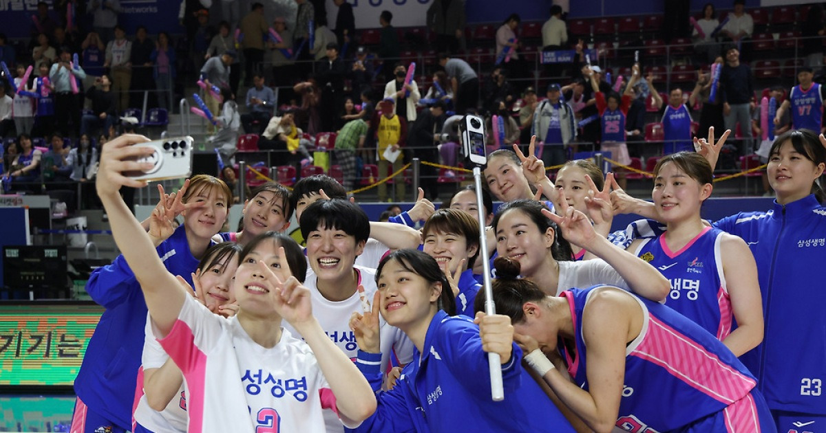 여자농구 삼성생명, 5년 만에 챔프전 진출…KB와 우승 다툼