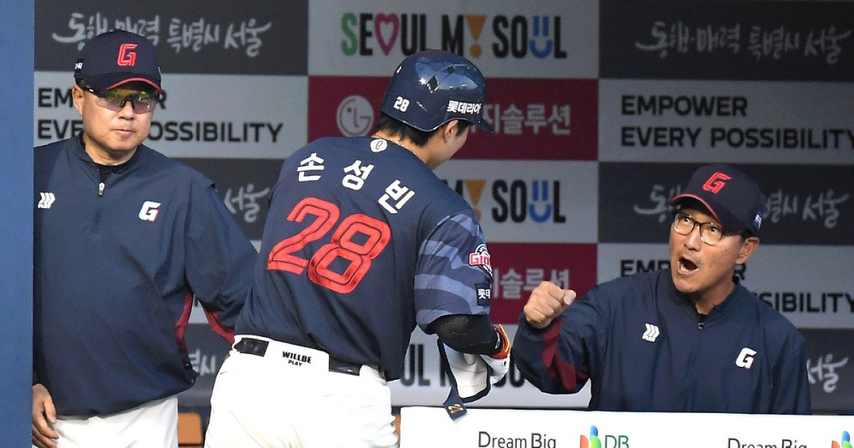 ERA 1.86! '사직 스쿠발' 김태형 감독도 웃게 한다 → "전 경기에 이어 최고의 피칭" 극찬 [잠실 현장]