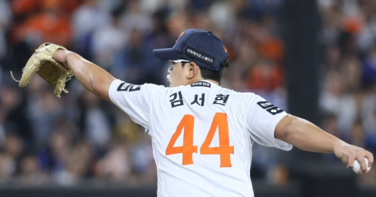 마무리 김서현이 4사구 7개, 밀어내기로 5점 내주는데 마운드에 계속 둔다? 김경문 감독의 ‘방임의 야구’가 승리와 김서현을 모두 망쳤다