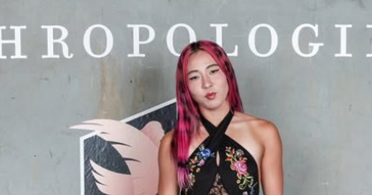 "래퍼인줄 알았는데 日 여자 국대라니" 파격 노출한 채 축구장 등장... 축구계 '레이디 가가' 맞네