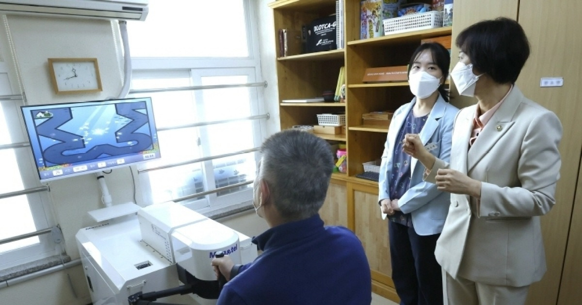 정부, 노인돌봄 현장에 AI 본격 투입…피지컬AI 개발 지원