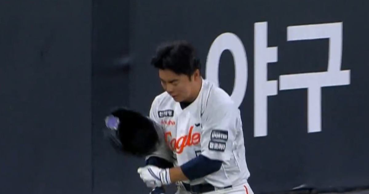 '분노 끓어오른' 문현빈, 헬멧을 허벅지에 패대기!…얼마나 속상했으면→삼성 호수비에 막힌 한화 마지막 희망 [대전 현장]