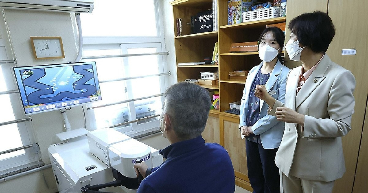 정부, 노인돌봄 현장에 AI 본격 투입…피지컬AI 개발 지원도