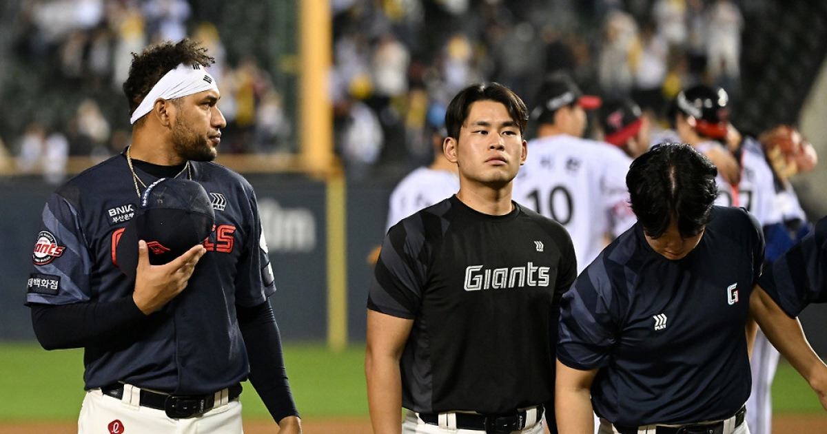 '3루타 대신 팀 배팅' 사이클링히트보다 팀이 먼저였던 레이예스...패한 뒤 LG 세리머니 멍하니 [잠실 현장]