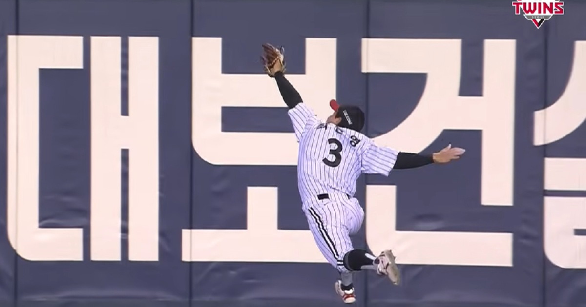 LG에 박해민이 둘이나 있나…'넥스트 박해민' 최원영까지 날았다 "주루 실수 만회하려고"