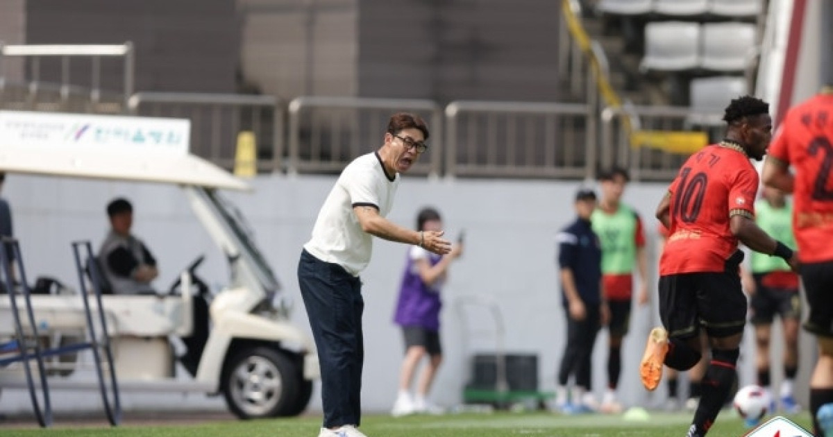 '수원 삼성전 석패→안경 집어던진' 배성재 감독 "질 경기 아니었는데... 석연찮은 패배" [창원 현장]