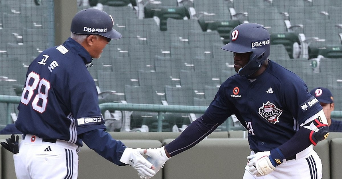 안 고쳐지는 두산 카메론 '4발 앞으로'…속 타는 김원형 감독