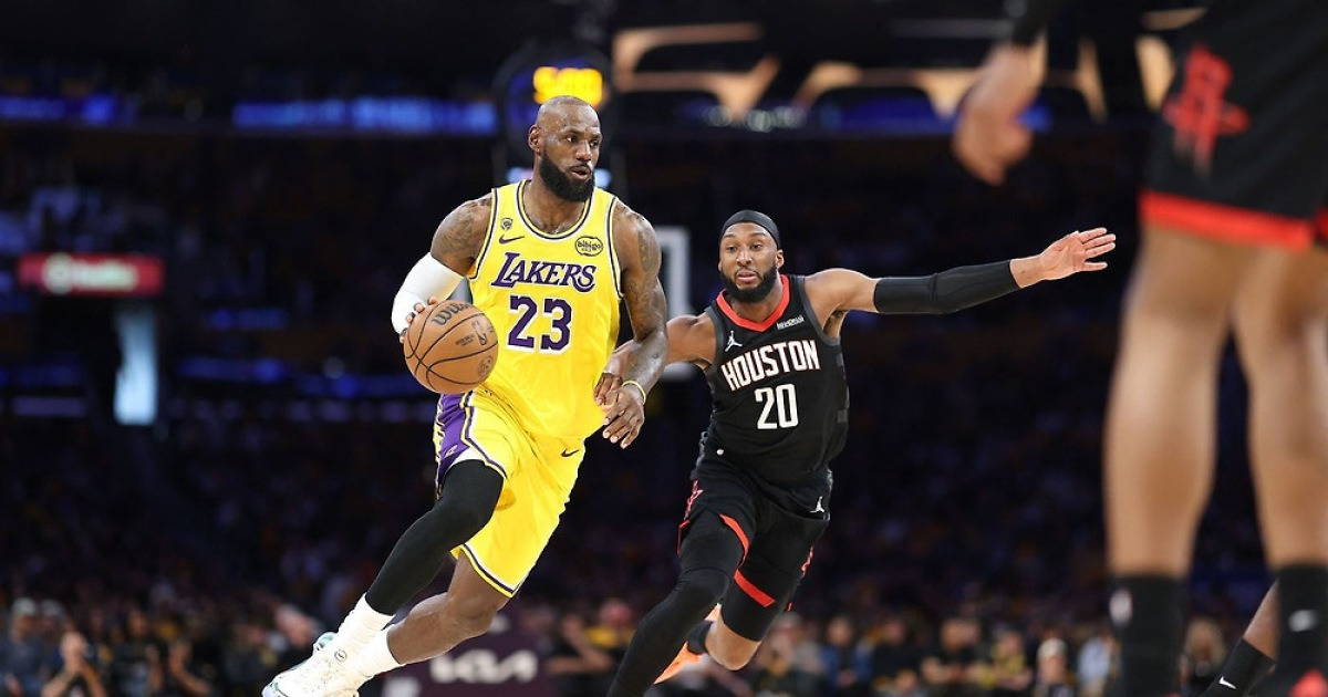 '킹' 르브론, 트리플더블급 활약…레이커스, PO 첫판 낙승