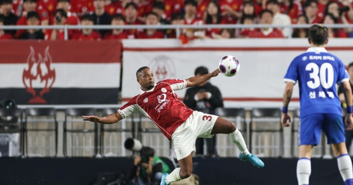 [BE.현장] 몸싸움‧파울‧태클에 경고까지! 패러다임 뒤바꾼 '전설들의 투혼'→ 수원 삼성, OGFC 상대로 1-0 '신승'… 막판엔 韓 전설도 출격!