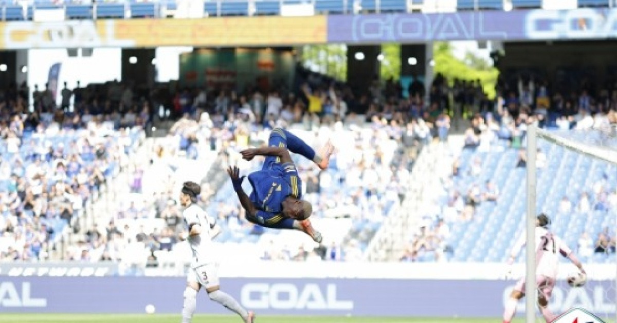 '말컹 2골 1도움 원맨쇼' 울산, 광주 5-1 대파...선두 3점 차 추격
