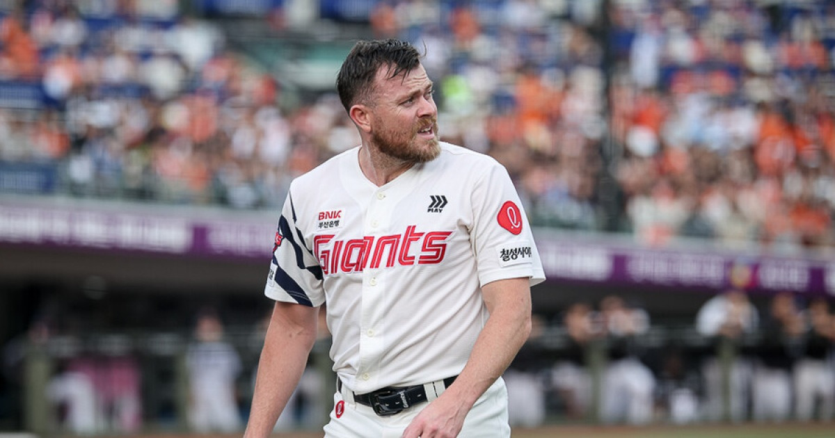 "혈압 올라왔겠지" 김태형 감독도 처음 본 열정…그런데 어지럼증이라더니, 귀가 조치, 왜?