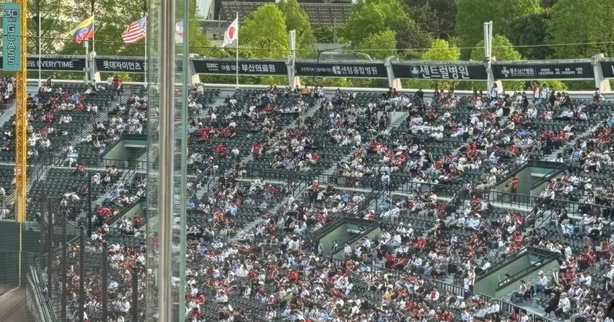 치명적 주루사+실책 연발 '3연패'…텅텅 빈 사직구장, 롯데 팬들은 또 떠났다