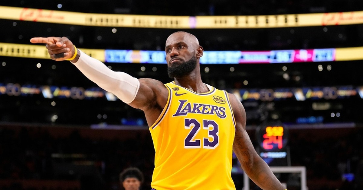 돈치치·리브스 빠진 NBA 레이커스, 제임스 앞세워 PO 기선제압