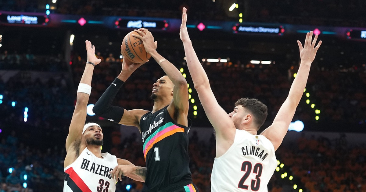 'MVP 후보' 웸반야마, '전설' 던컨 넘어 PO 데뷔전 35점 활약