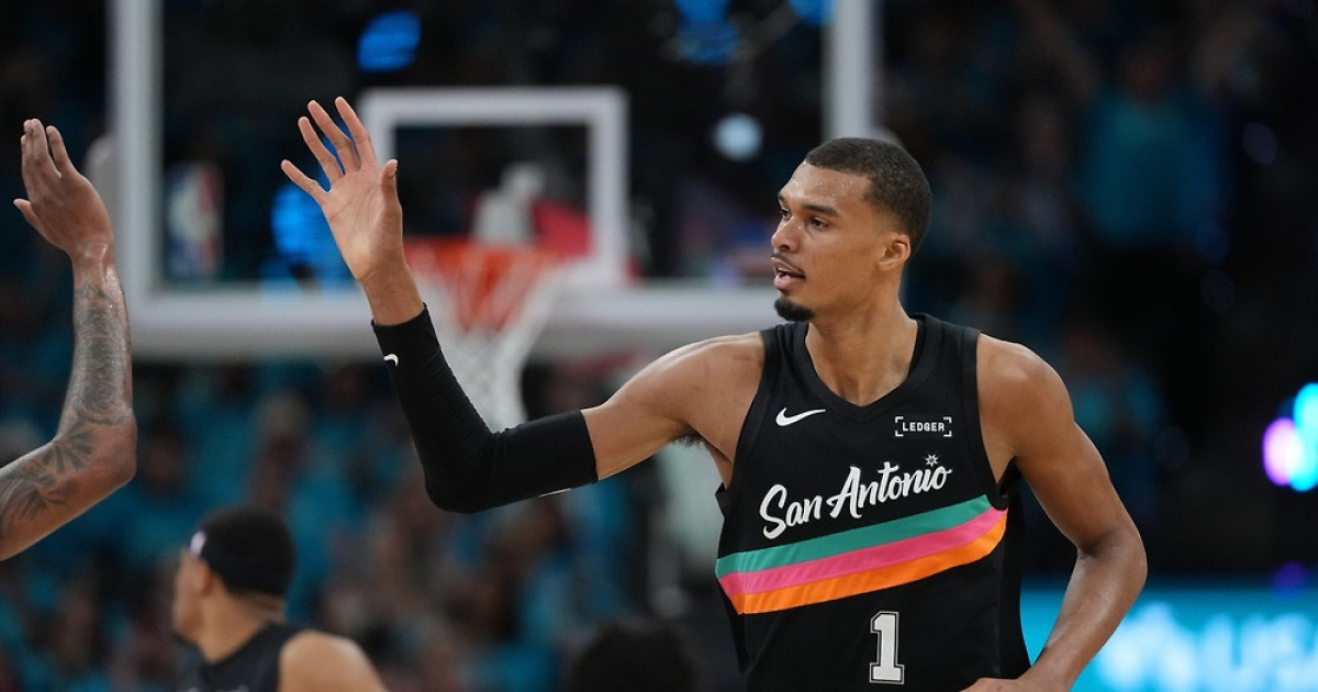 ‘외계인’ 빅토로 웸반야마 NBA PO 데뷔전서 35점 폭발…7년만의 PO서 승리한 샌안토니오 챔피언 후보 자격 증명!