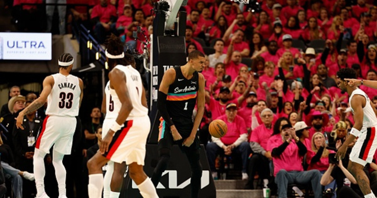 '신인류' 웸반야마, PO 데뷔전서 3점슛 5개 포함 35점 폭발…구단 레전드 던컨 넘었다