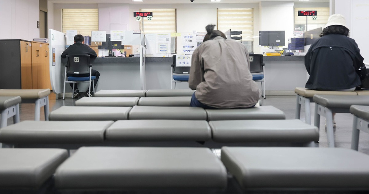 20대 취업 실패가 30대로 이어지고, AI 경험 없어 경력직도 소외