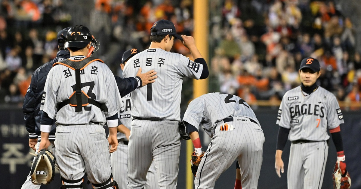 '158km 압도하다 한순간 붕괴' 문동주 무너뜨린 심우준 실책...병살로 끝났어야 했는데 [잠실 현장]