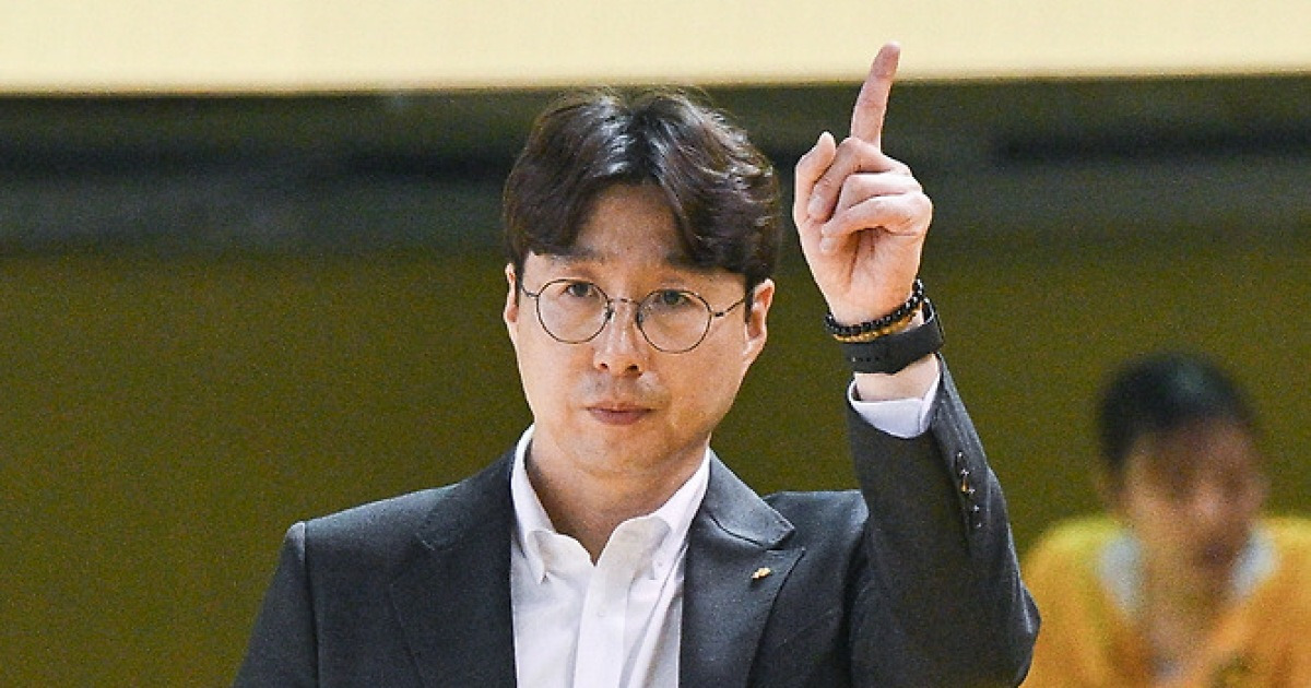 [현장인터뷰] 박지수 없이도 1위 위용 뽐낸 KB스타즈...김완수 감독 "이 정도까지 예상 못했다" 감격