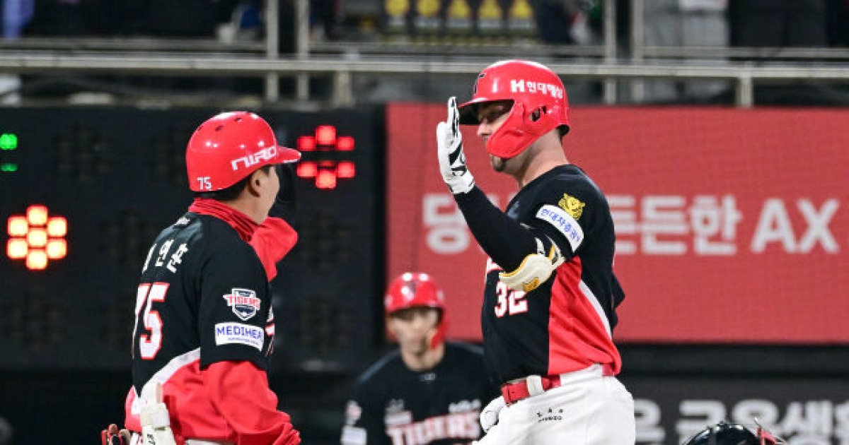 'KIA 팬들 열광' 호주 국가대표 드디어 KBO 데뷔 첫 홈런 폭발, 패패패 KIA 1-2 추격 [MD수원]
