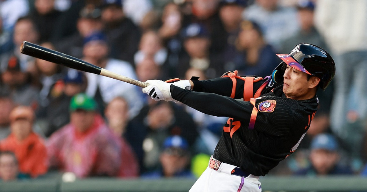 ‘바람의 손자’ vs ‘혜성특급’, 시즌 처음으로 성사된 ‘절친 더비’…야마모토 상대로 ‘멀티히트’친 이정후가 활짝 웃었다