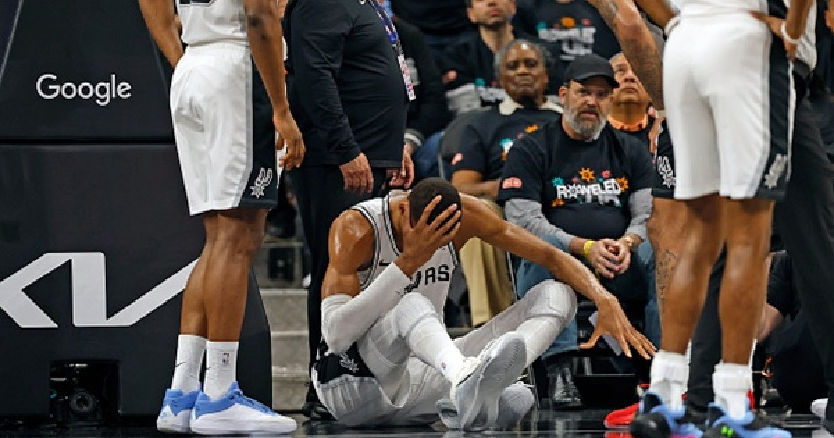 '샌안토니오 비상' 웸반야마, 뇌진탕 부상으로 이탈…PO 3차전 출전 불투명