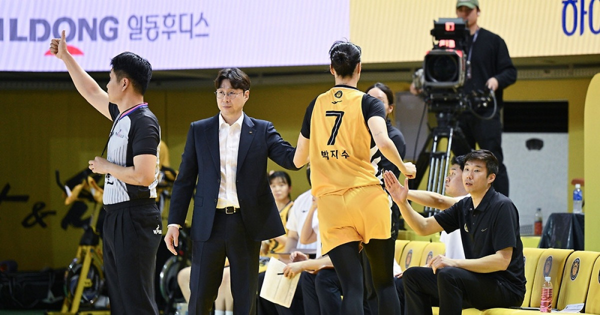 '초대형 악재' KB 박지수 부상, 사령탑도 "굉장히 당황했다" 고백→'극초스몰라인업' 준비…삼성생명도 "나태해질까 걱정" [청주 현장]