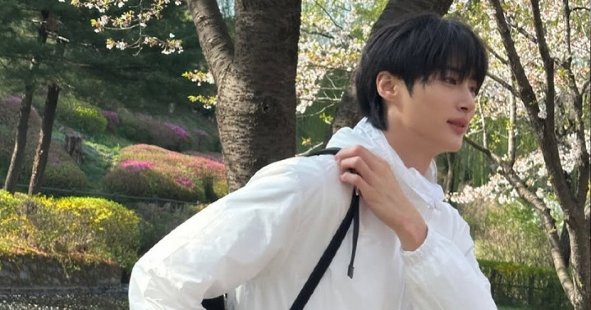 아이유 변우석 케미 화제, 빵가루 에피소드의 진실