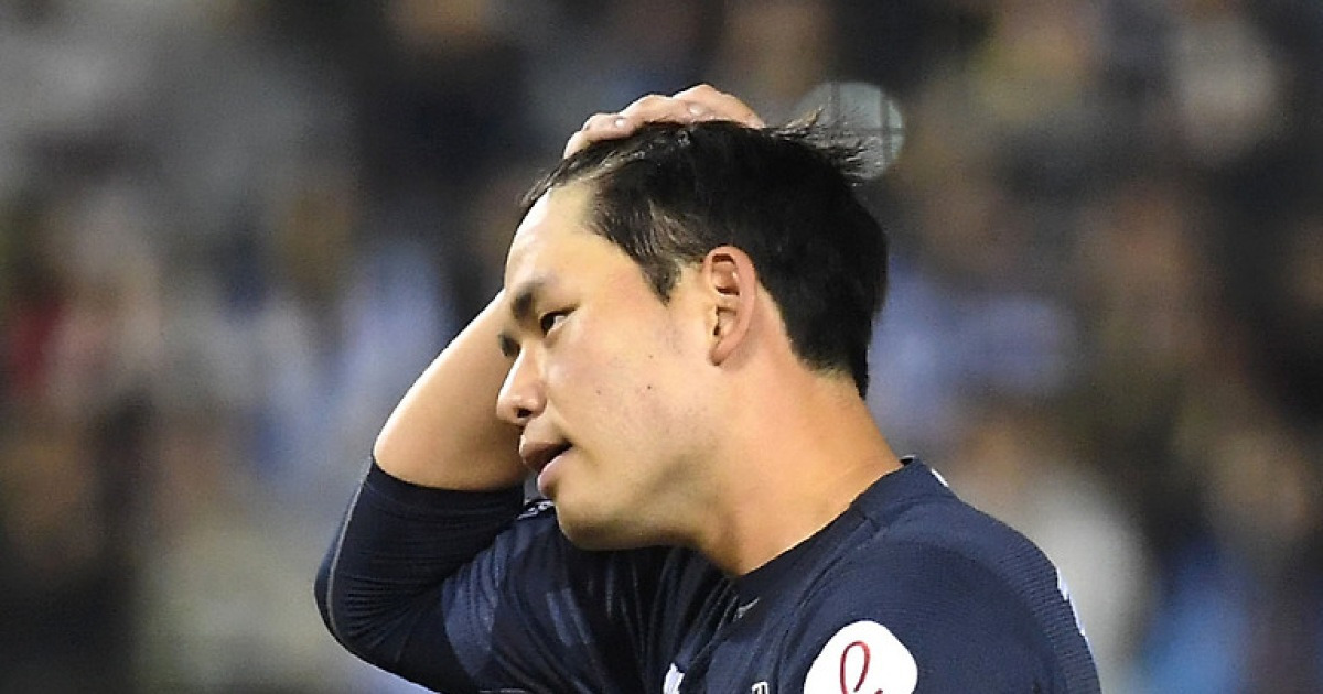 누가 봐도 노스윙이었는데...비디오 판독 후 볼넷, 무너진 김진욱 우연? [부산 현장]